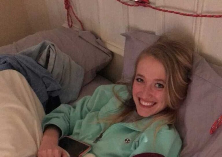 Guy texts photo of girlfriend to his mom, doesn’t see ‘tiny’ detail on bed