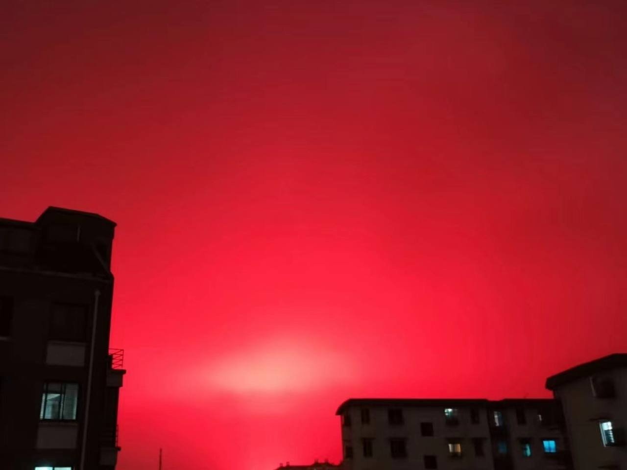 The red sky is seen this photo, Zhoushan, China, May 9, 2022. (IHA Photo)