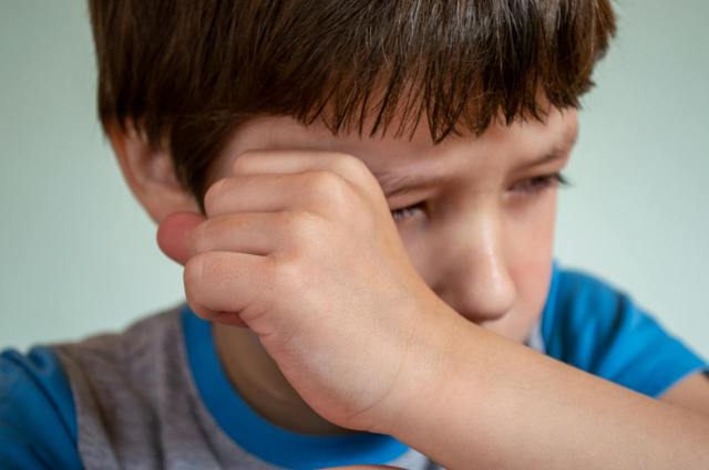 A boy wiping his tears | Source: Pexels